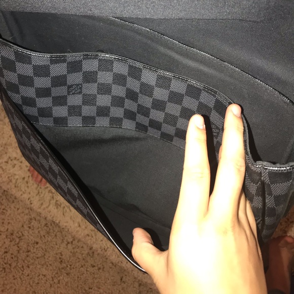 Louis Vuitton - Picture 4 of 6